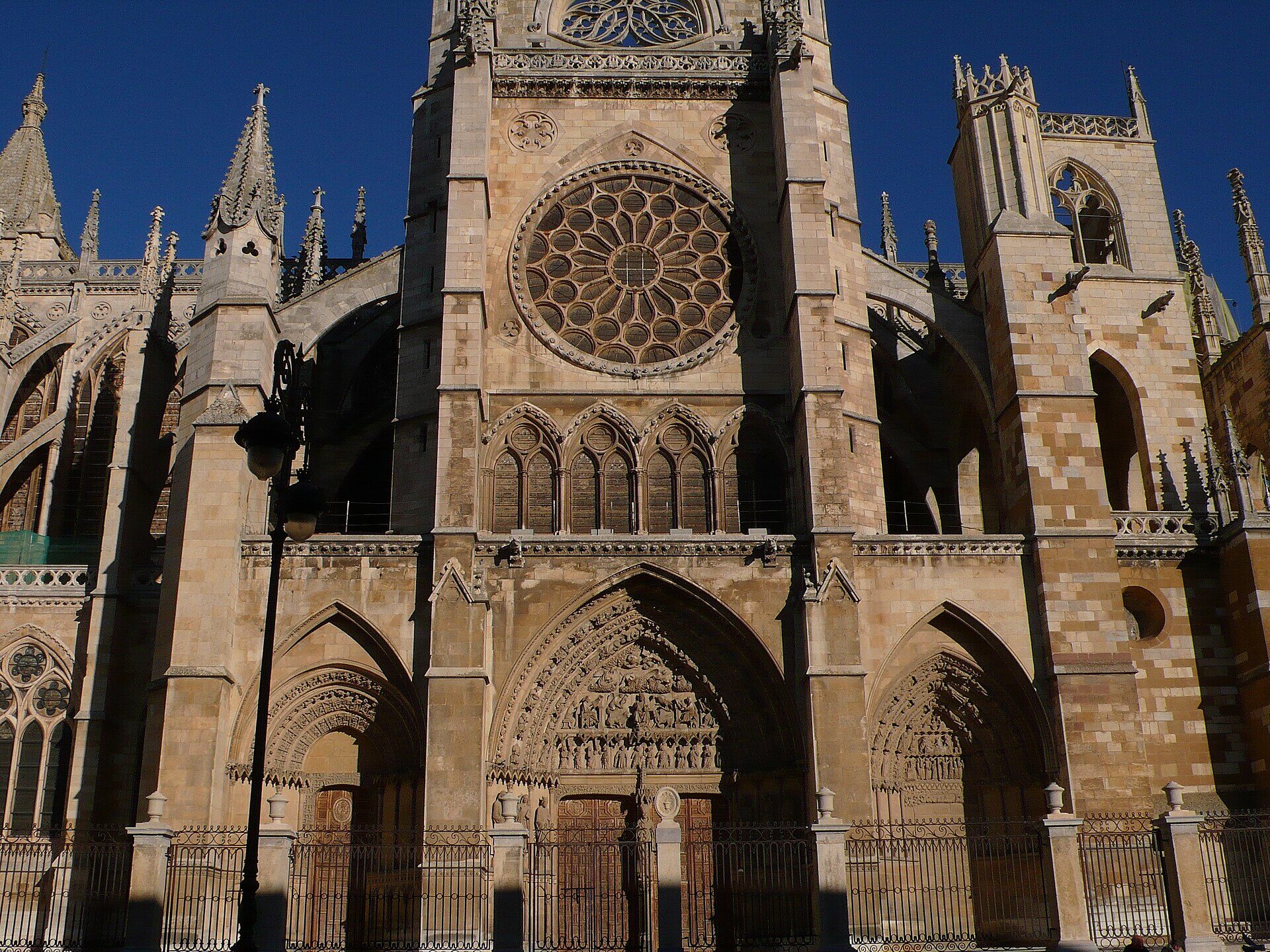 Fachada y rosetón gótico de la Catedral de León