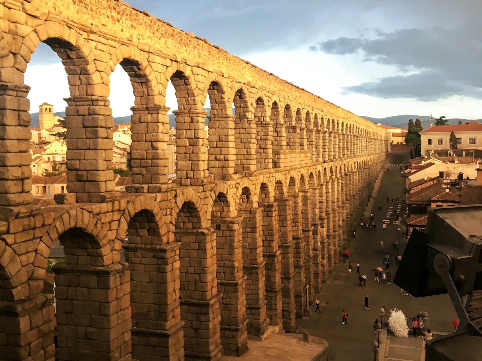 Acueducto romano de Segovia iluminado por la luz del atardecer