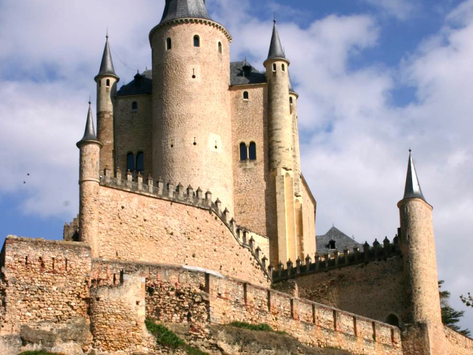 Torreones del Alcázar de Segovia sobre su peña rocosa