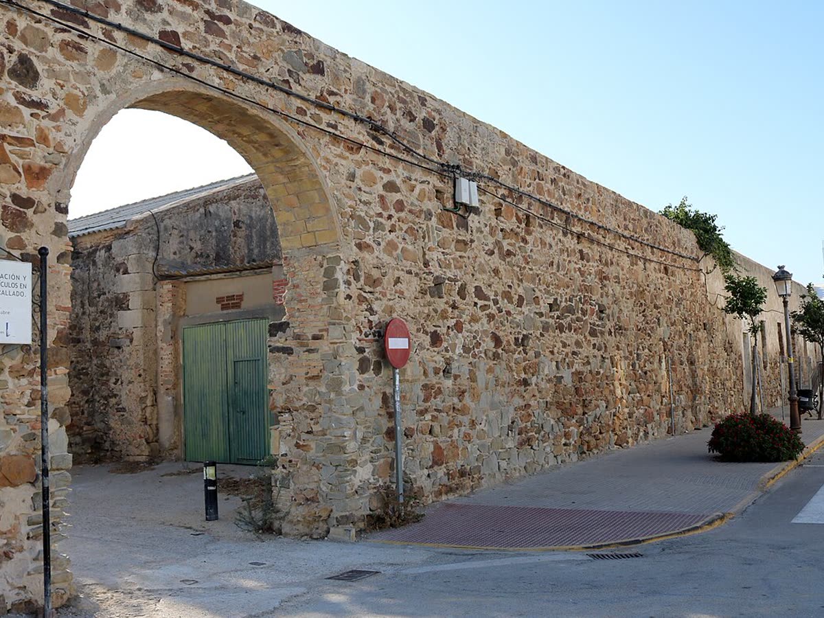 Muralla y arco de acceso del Castillo de las Almadrabas de Zahara de los Atunes — Almadraba y Castillo de las Almadrabas