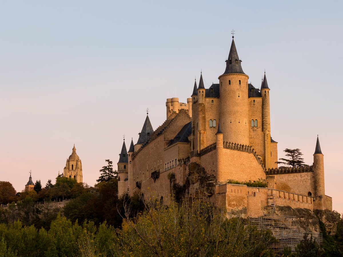 Vista de un castillo o fortaleza medieval española — Castell de Cullera y faro