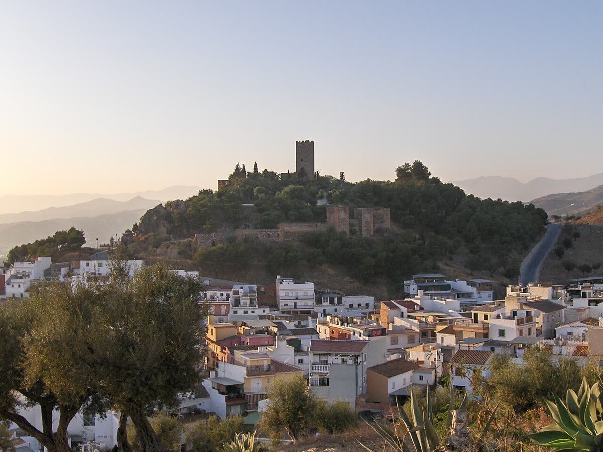 El castillo de origen árabe de Vélez-Málaga sobre el casco histórico y la Axarquía — Castillo y casco histórico