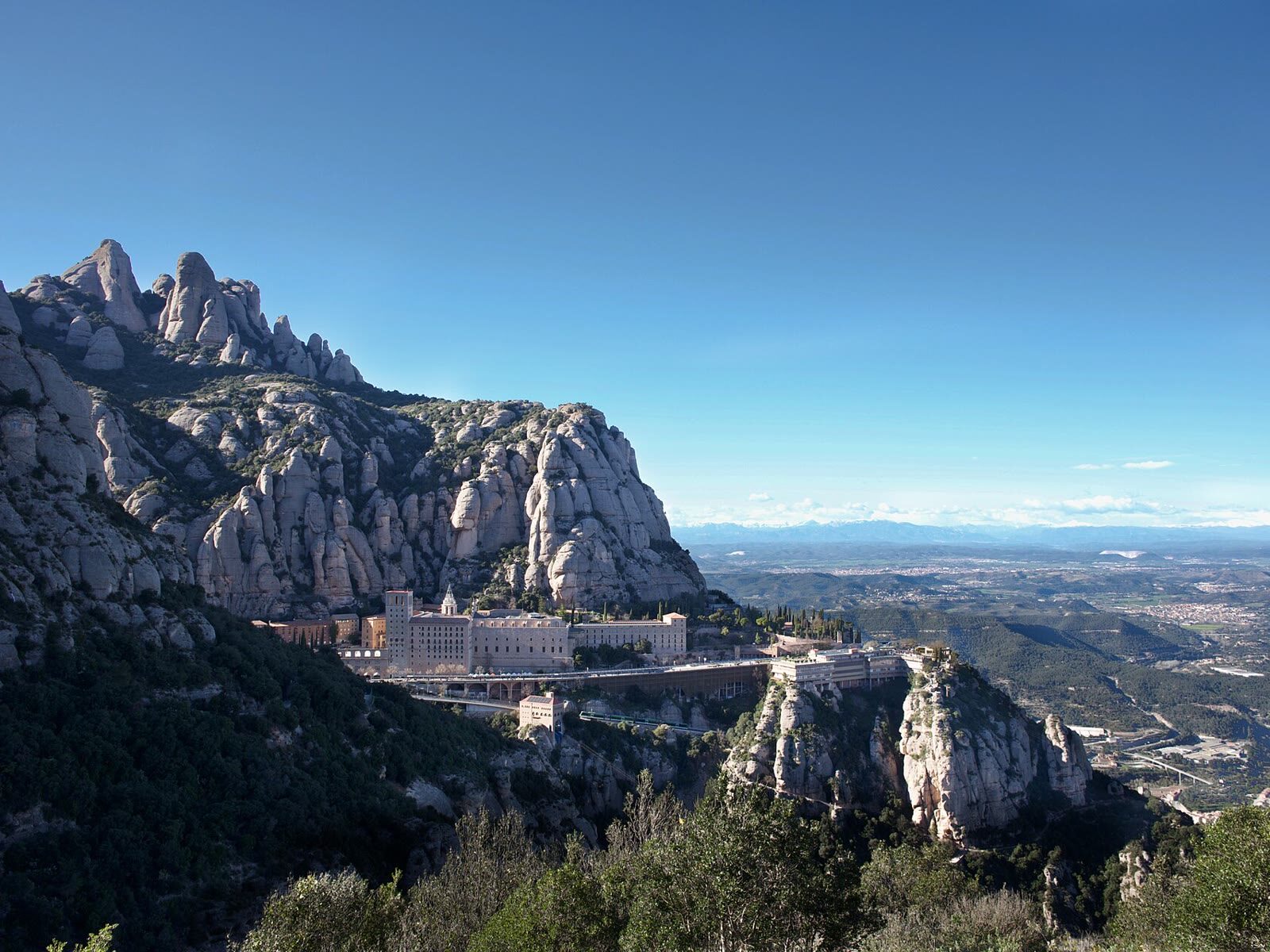 Monasterio de Montserrat entre las formaciones rocosas de la montaña