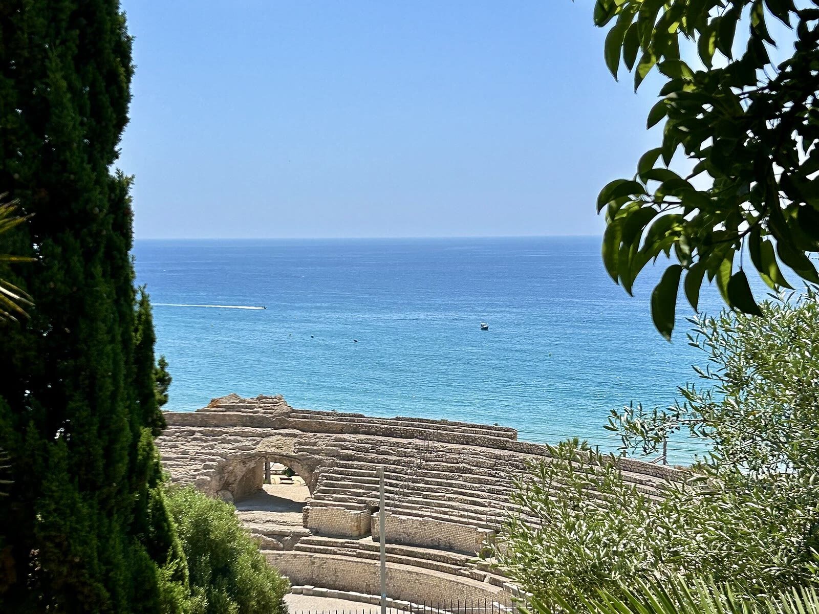 Anfiteatro romano de Tarragona junto al mar Mediterráneo