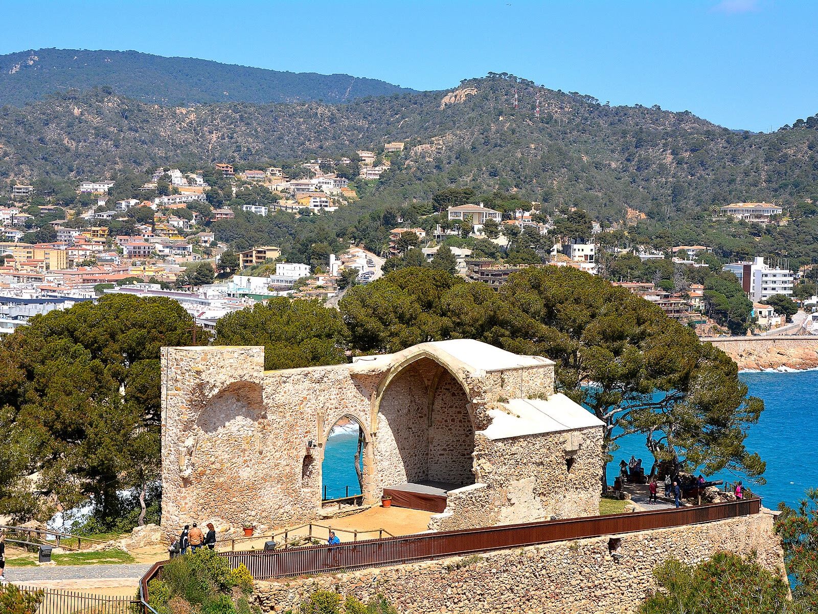 Ruinas del castillo de la Vila Vella de Tossa de Mar sobre la Costa Brava