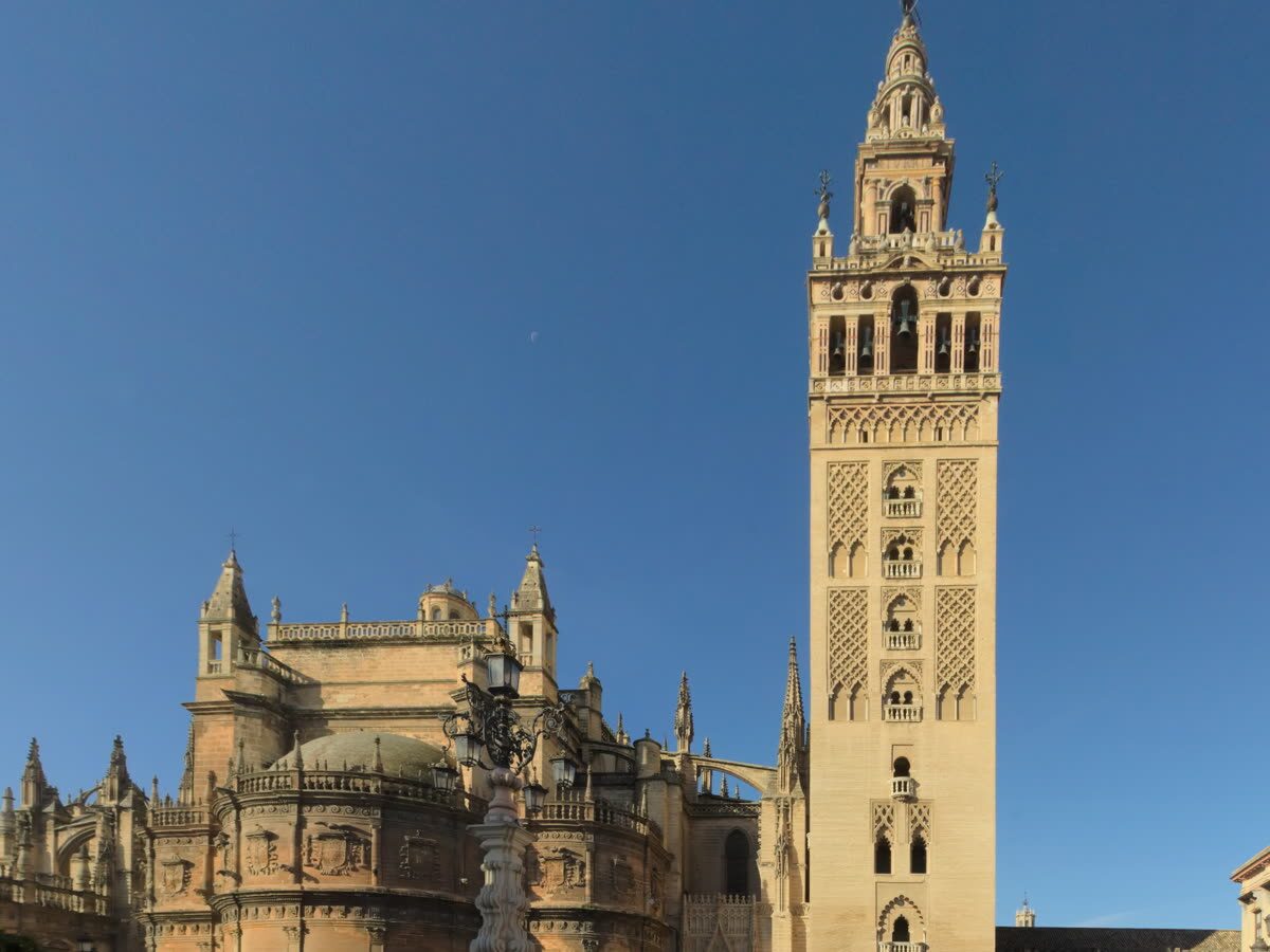 Fachada de una catedral o iglesia gótica española — Un drama sacro del siglo XV, Patrimonio de la Humanidad