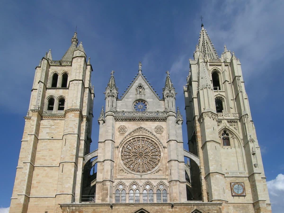 Fachada de una catedral o iglesia gótica española — El Palmeral y la Basílica de Santa María