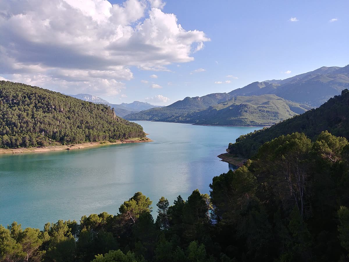 El embalse del Tranco de Beas entre sierra y pinares en el Parque Natural de Cazorla