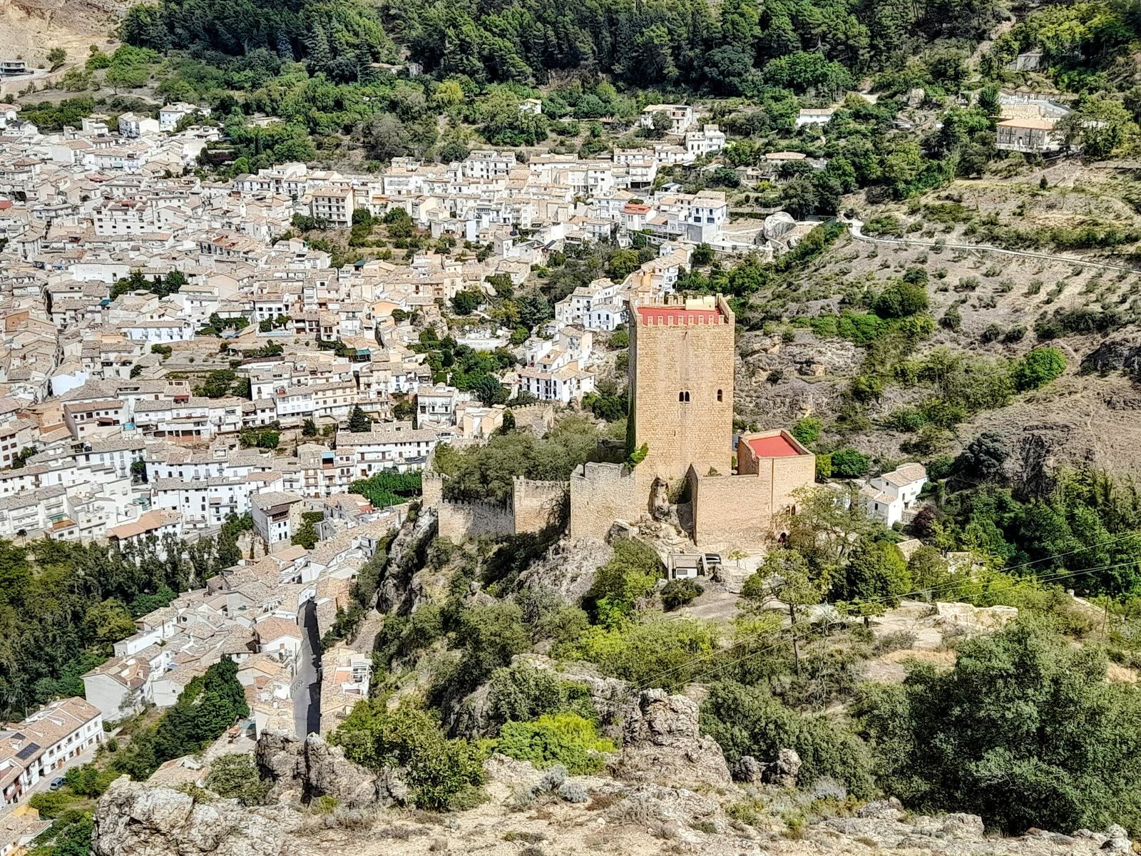 Vista aérea del castillo de La Iruela y el casco urbano de Cazorla entre la sierra