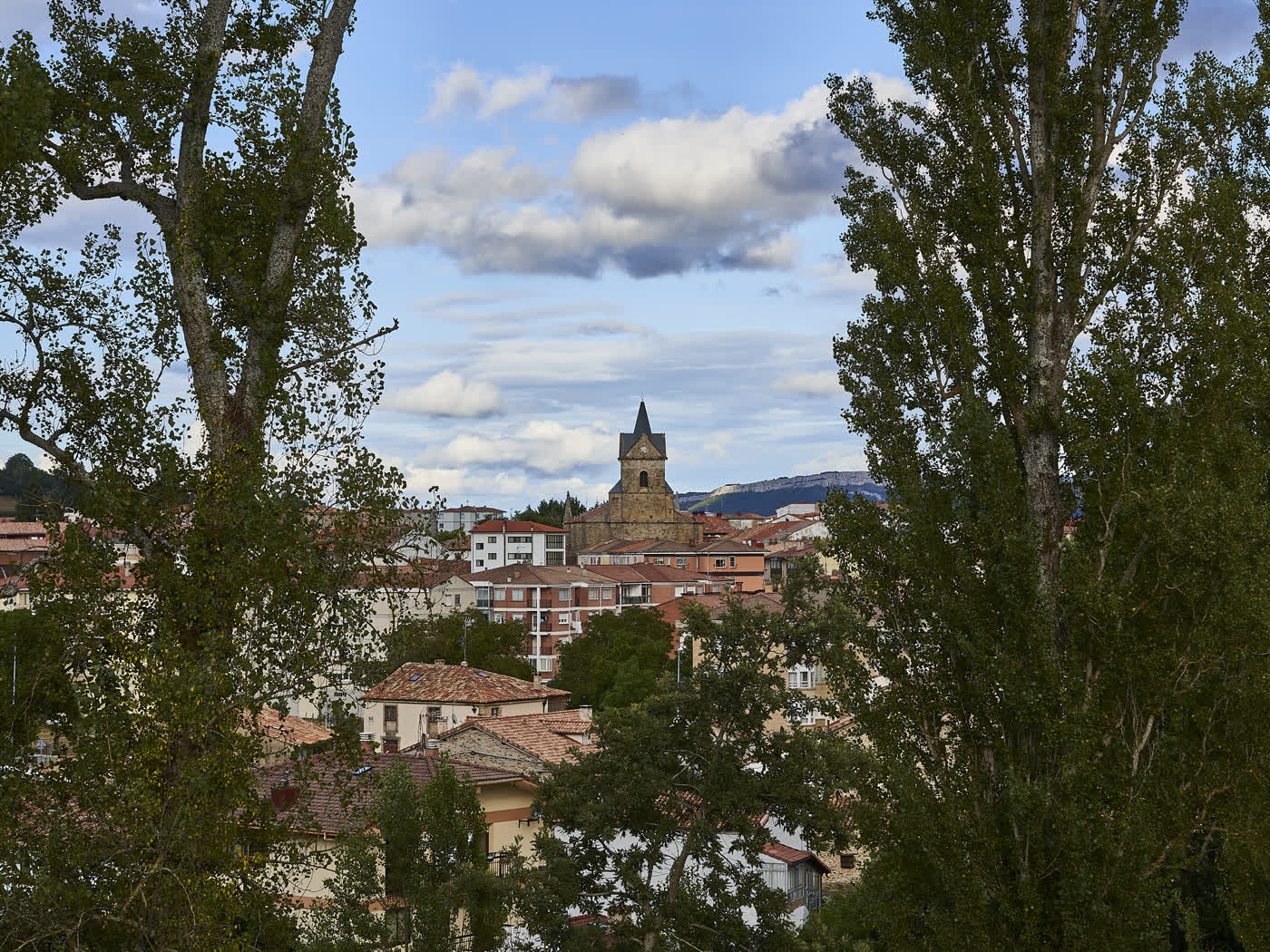 Vista elevada del pueblo de Cervera de Pisuerga rodeado por las montañas de la Montaña Palentina