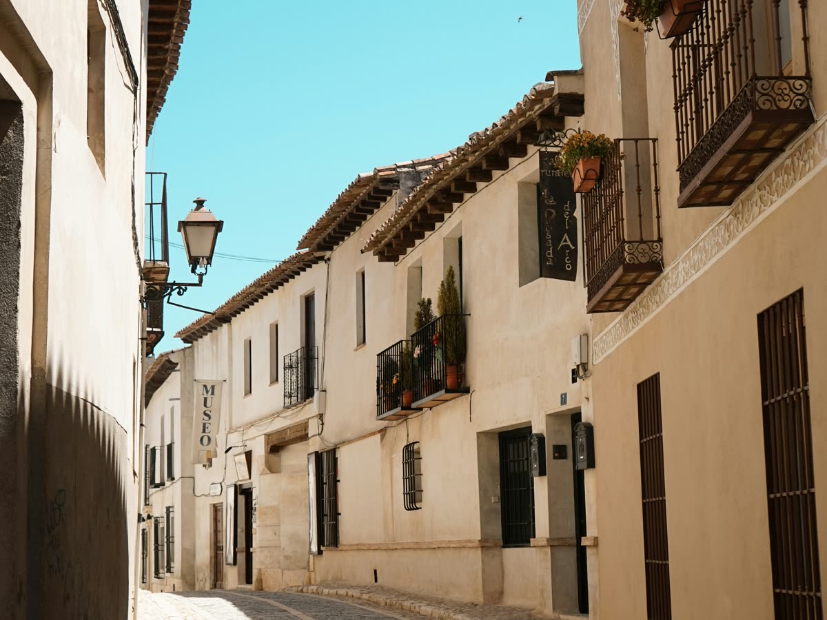Callejón empedrado del casco histórico de Chinchón