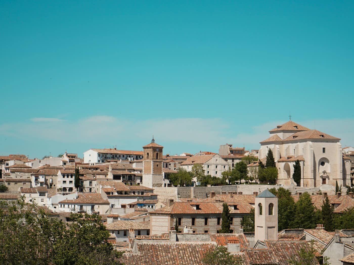 Vista de los tejados del casco histórico de Chinchón con la iglesia al fondo