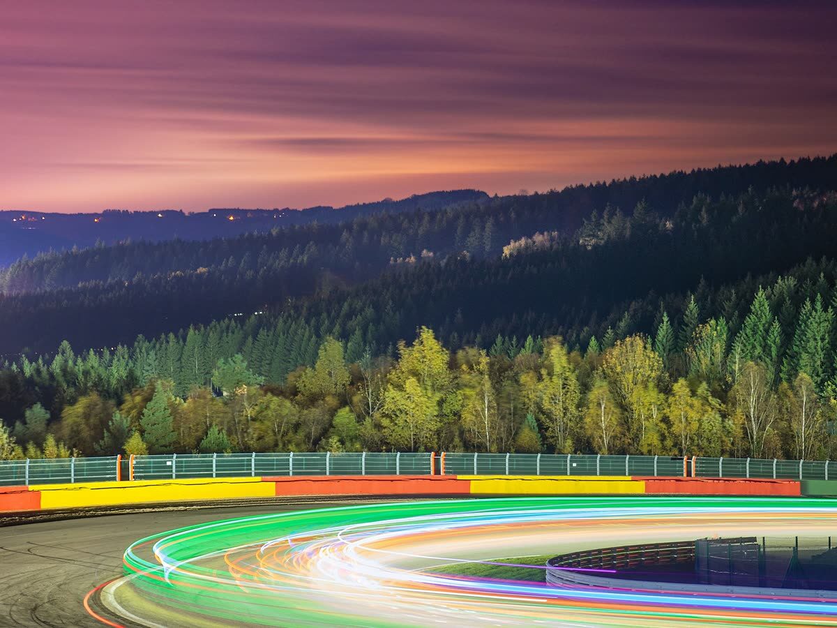 Estelas de luz de vehículos de competición en un circuito de motor
