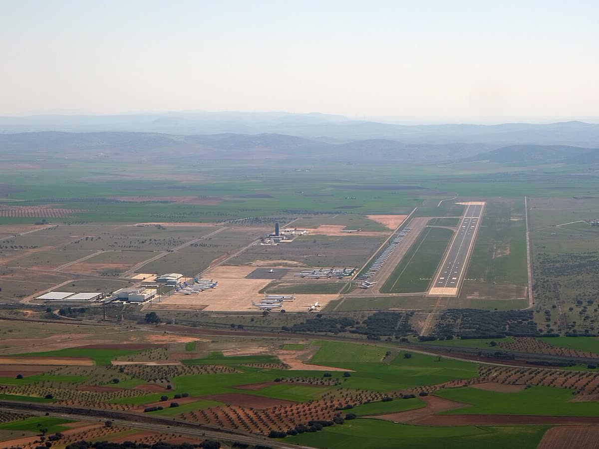 Vista aérea del Aeropuerto Central de Ciudad Real, con pista y aeronaves estacionadas