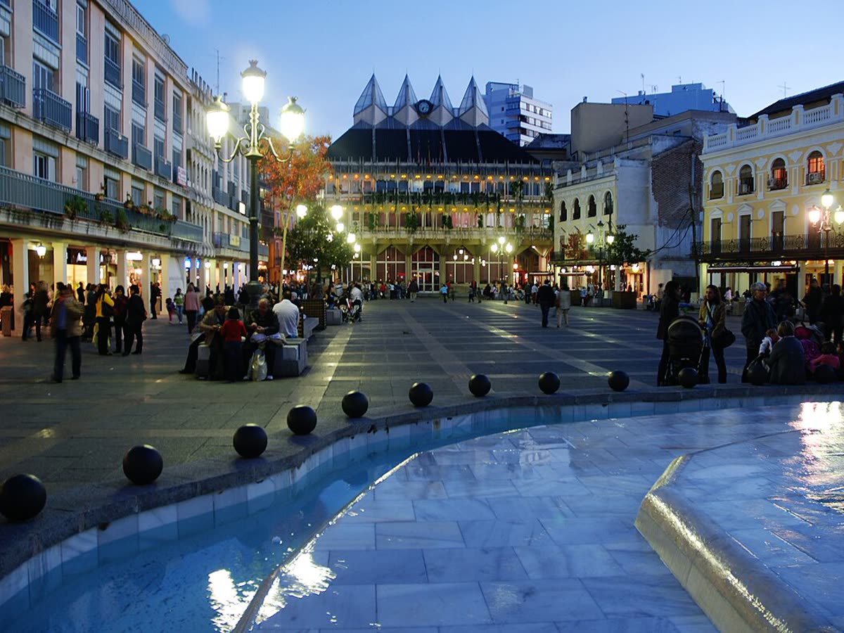 Plaza Mayor de Ciudad Real con el Torreón Vela al atardecer