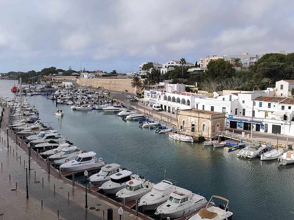 Puerto natural de Ciutadella con embarcaciones amarradas junto al casco histórico