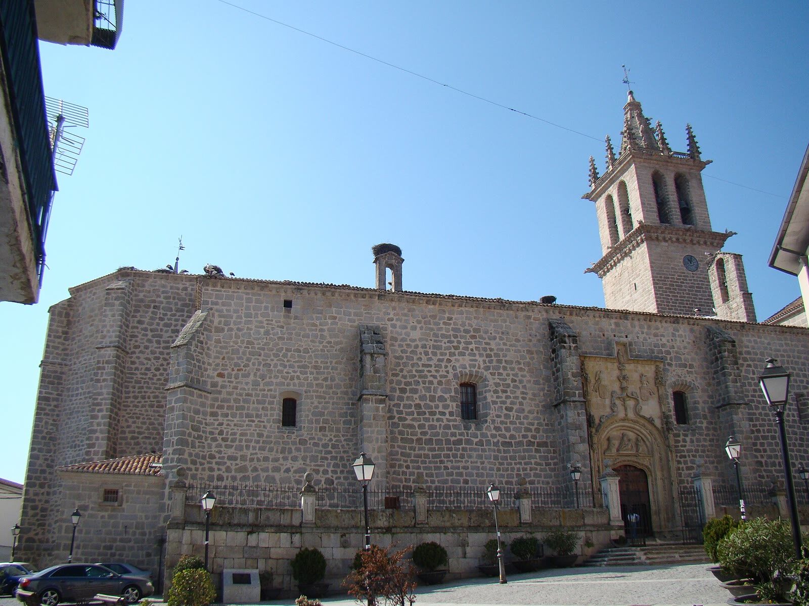 Fachada e iglesia de la Basílica de la Asunción de Nuestra Señora en Colmenar Viejo
