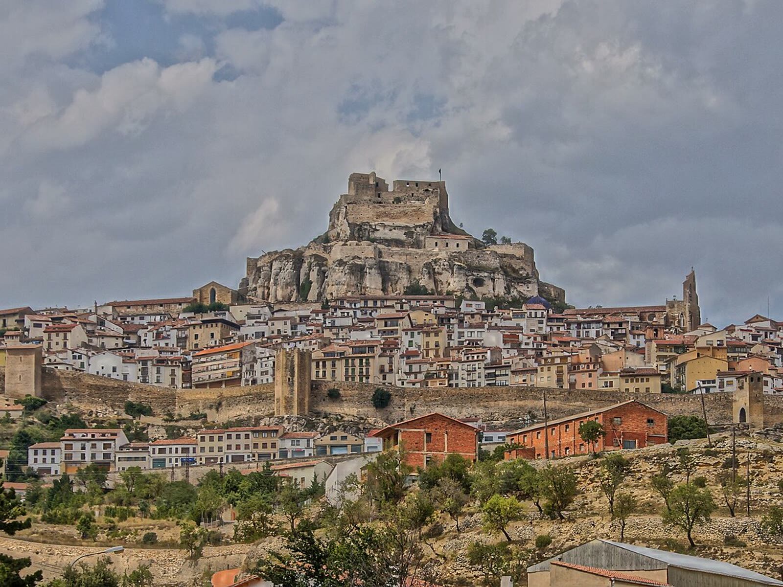 Vista de Morella con sus murallas y el casco urbano ascendiendo hasta el castillo sobre la roca — Muralla medieval y casco histórico