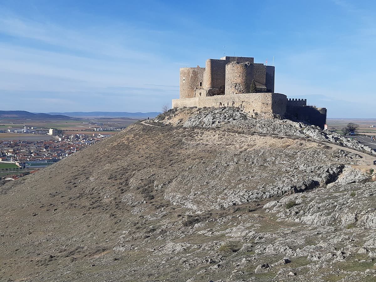 Castillo de la Muela de Consuegra sobre el Cerro Calderico