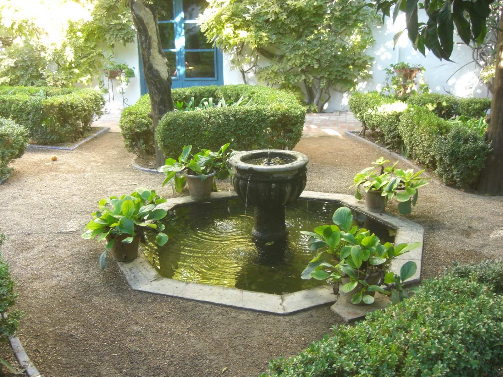 Patio del Palacio de Viana en Córdoba, con fuente central, setos y macetas