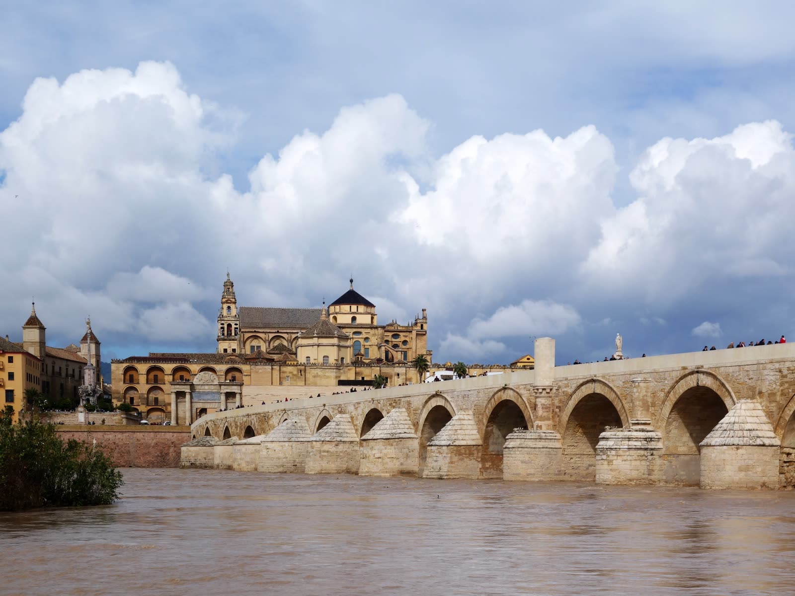 Vista del Puente Romano de Córdoba sobre el Guadalquivir, con la Mezquita-Catedral al fondo