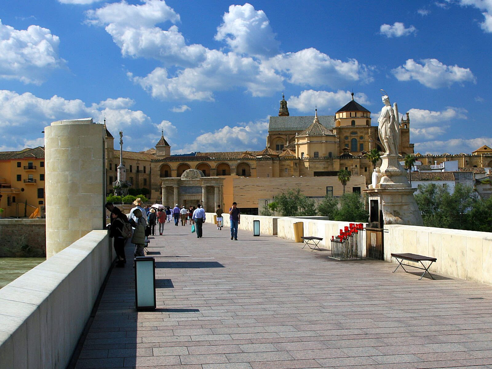 Vista desde el Puente Romano de Córdoba hacia la Mezquita-Catedral