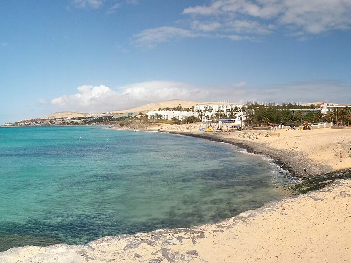 Playa y zona hotelera de Costa Calma junto al mar, en Fuerteventura