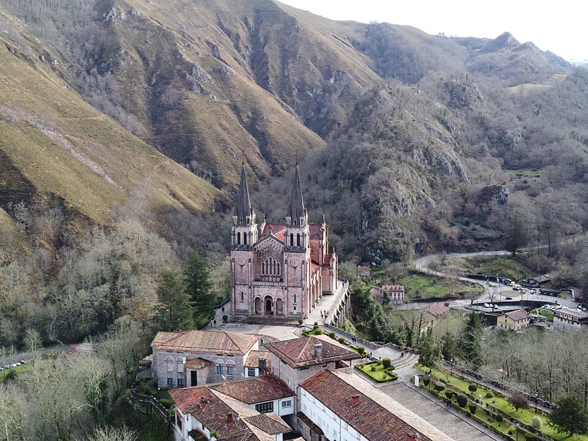 Vista aérea de la Basílica de Covadonga entre los Picos de Europa