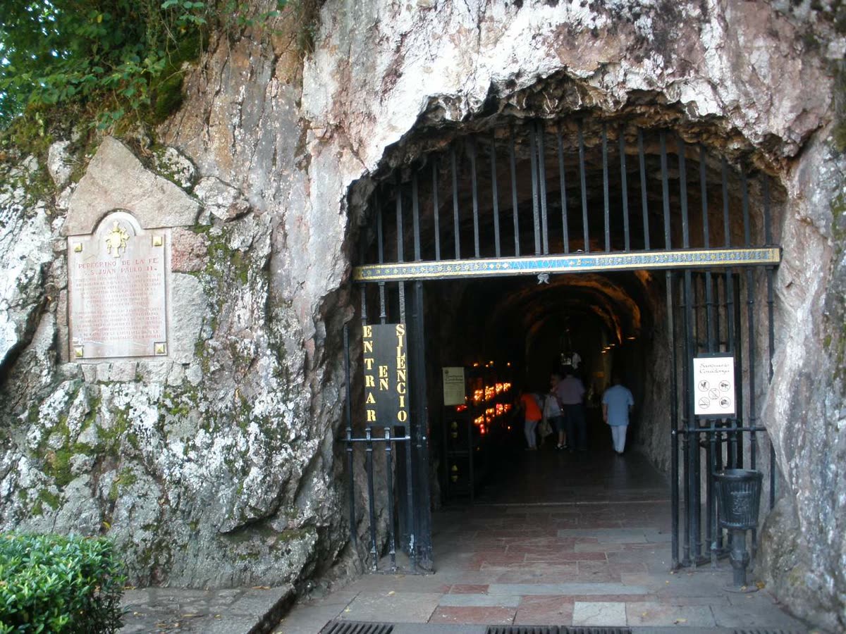 Entrada a la Santa Cueva de Covadonga, ermita excavada en la roca