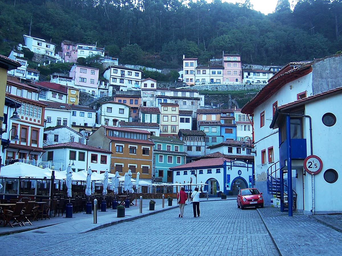 Vista general de las casas de colores de Cudillero desde la plaza del puerto