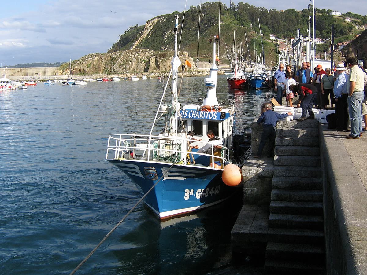 Barco de pesca tradicional amarrado en el puerto de Cudillero