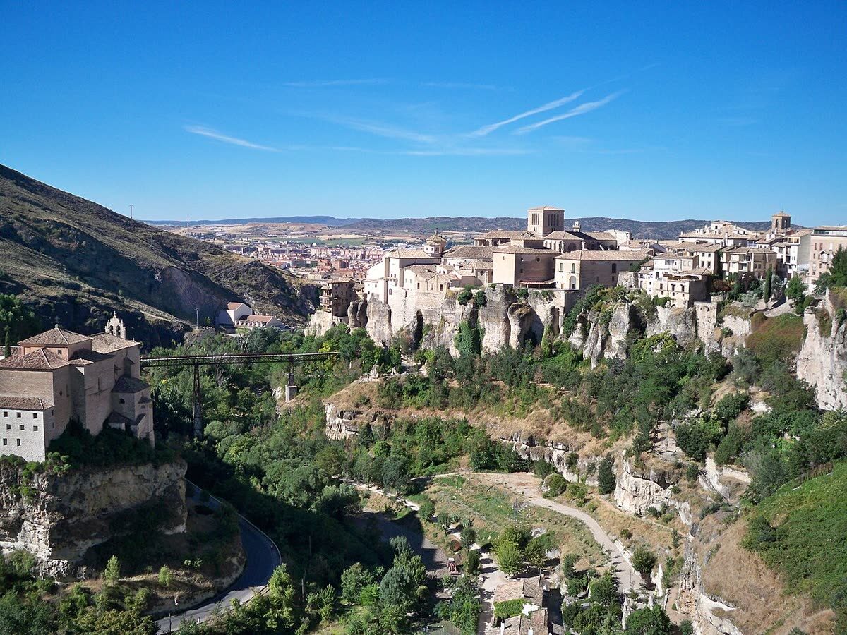Vista panorámica de la hoz del río Huécar en Cuenca, con el casco histórico sobre el cañón