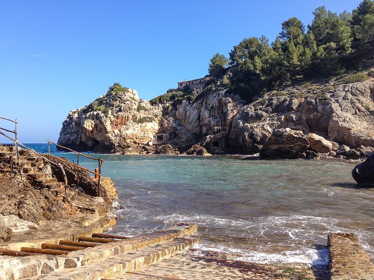 Cala de Deià, cala de guijarros y aguas cristalinas al final de un barranco