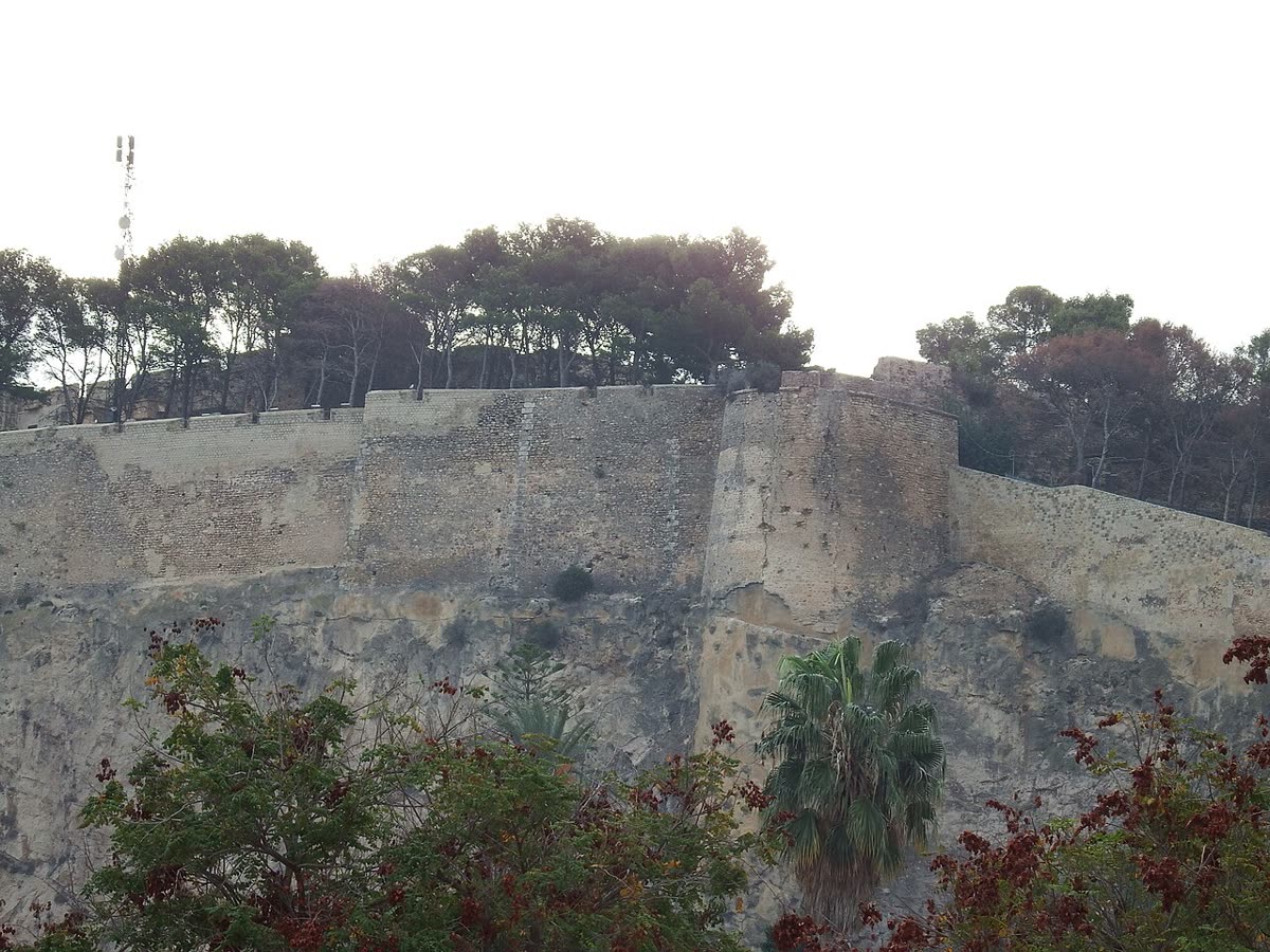 Murallas del castillo de Dénia sobre el cerro que domina la ciudad