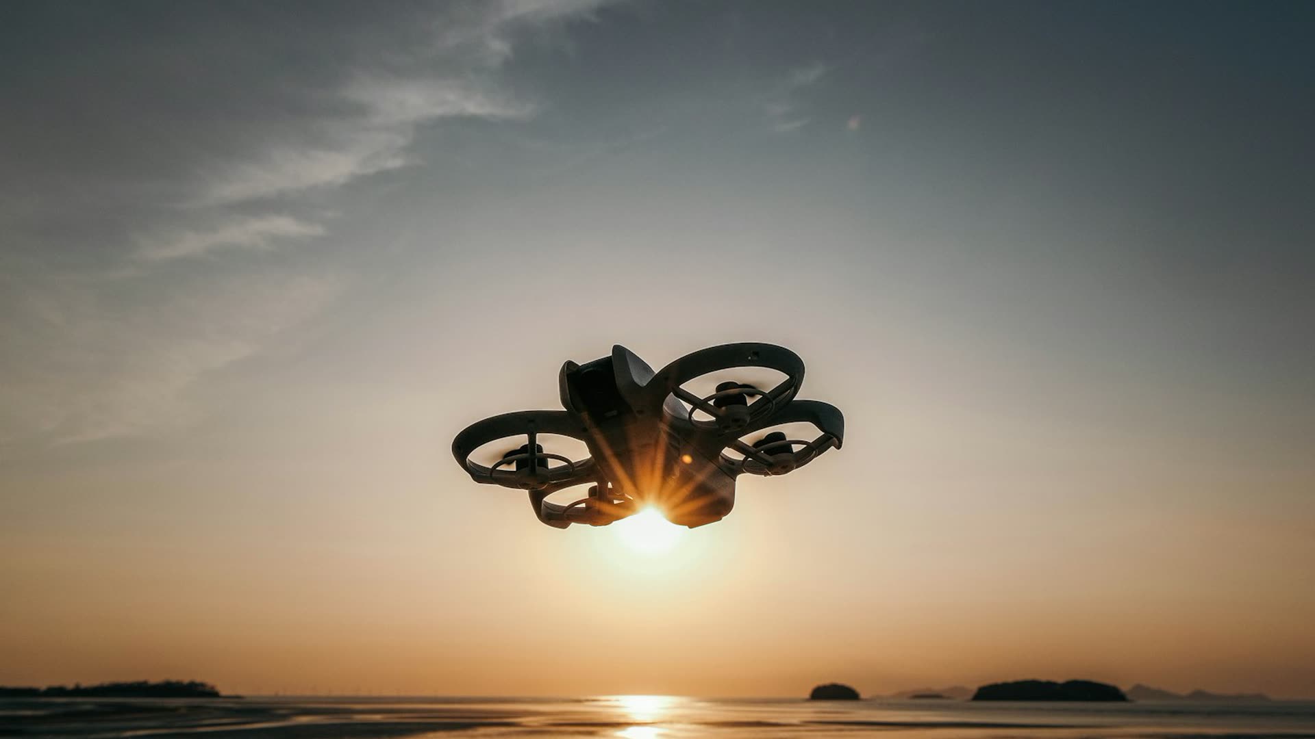 Dron en vuelo al atardecer
