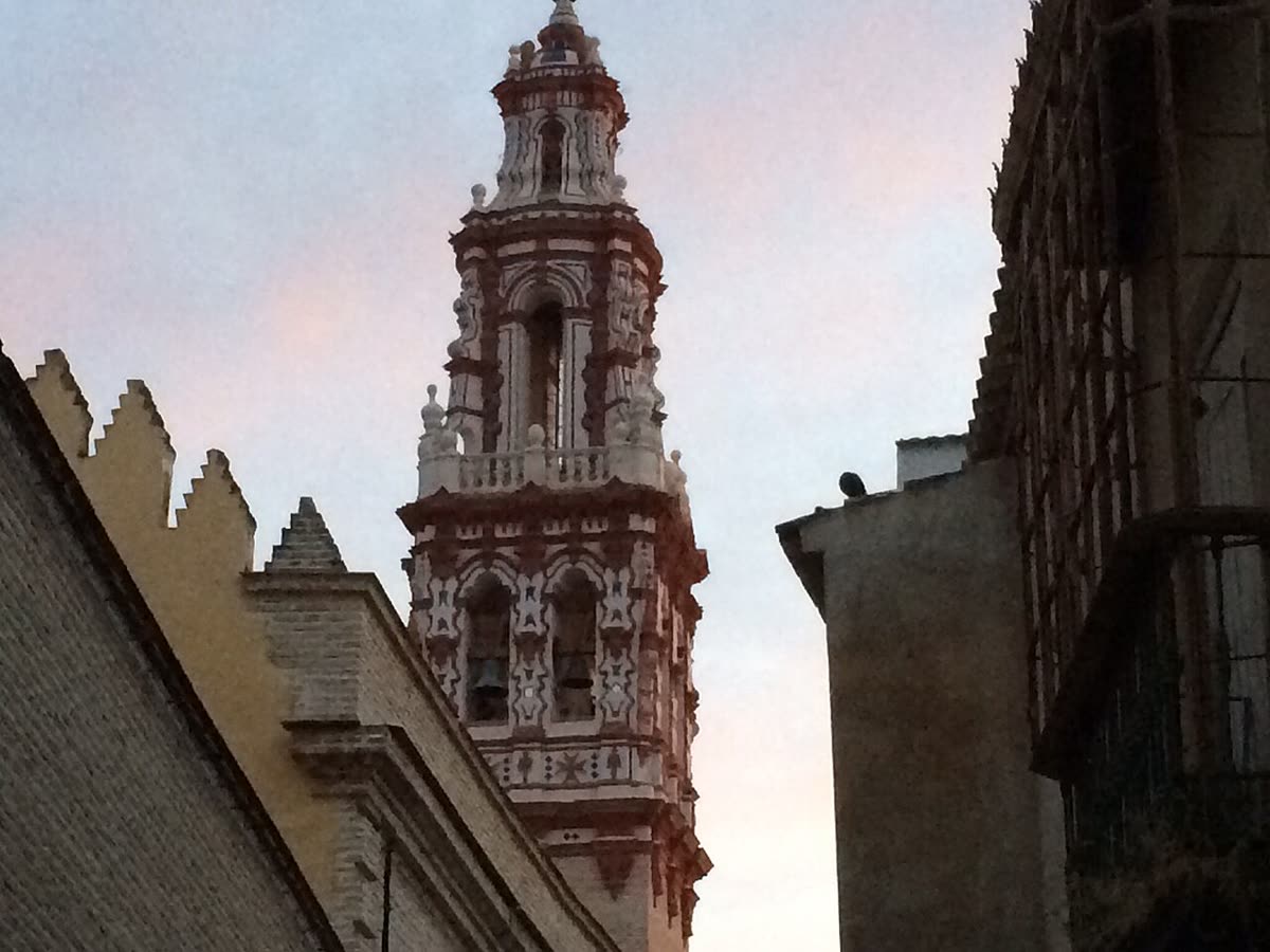 Torre barroca de cerámica de la Iglesia de San Pedro en Écija