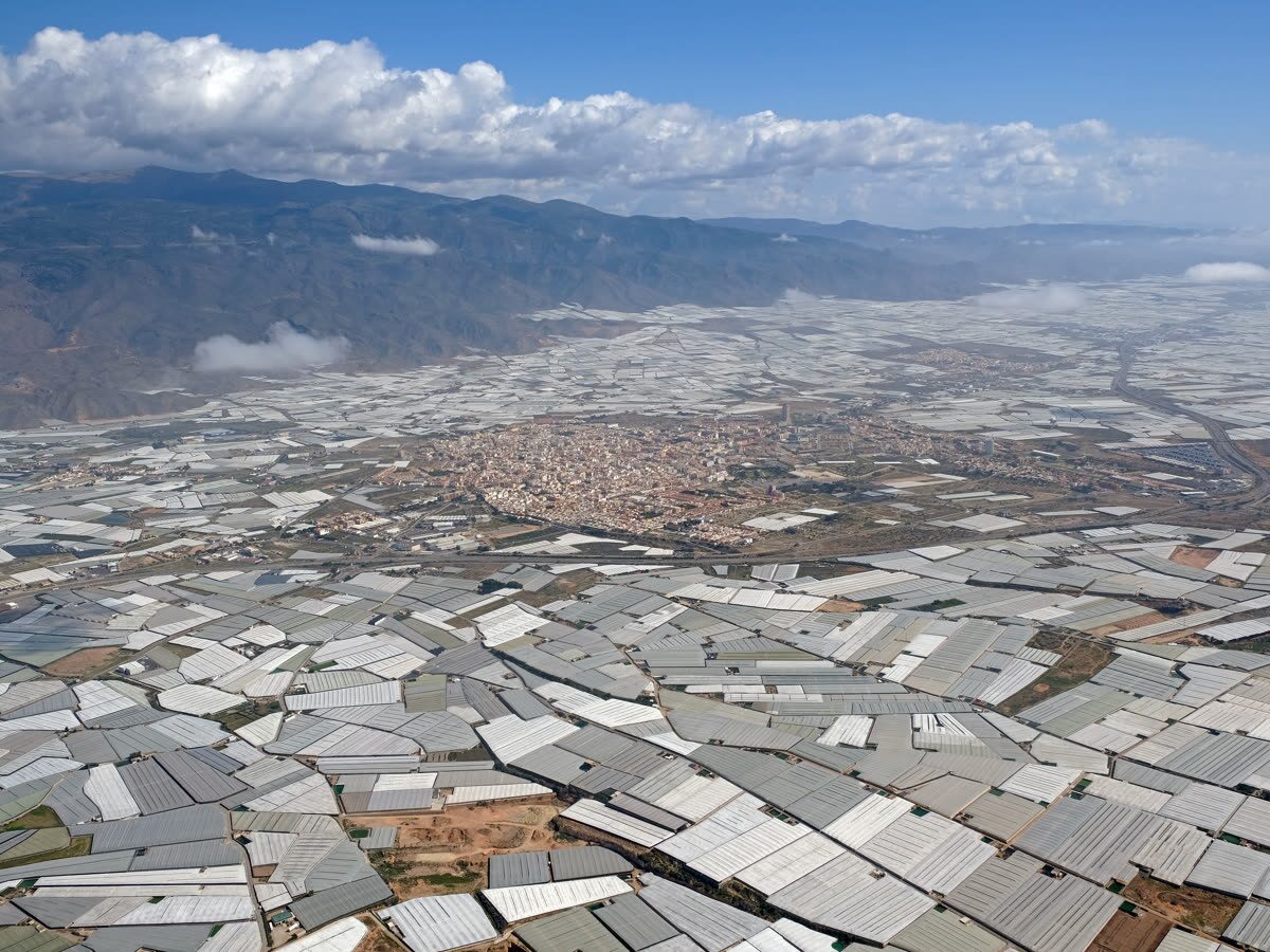 Vista aérea del mar de invernaderos agrícolas del poniente almeriense en El Ejido
