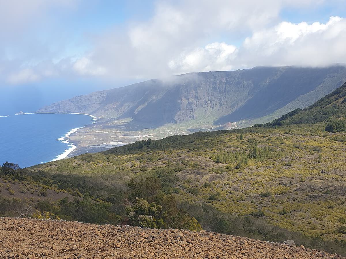 Vista panorámica del Valle de El Golfo, gran caldera volcánica de El Hierro