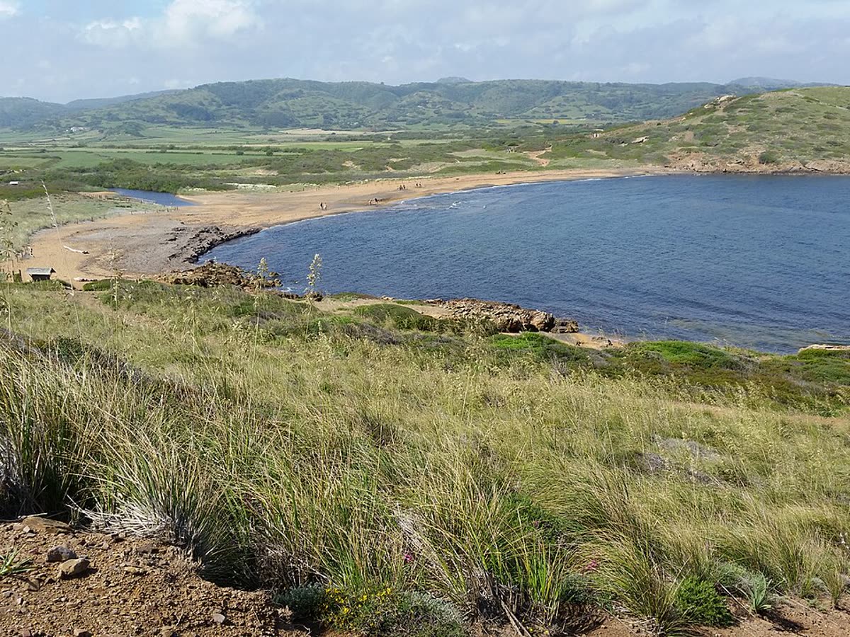 Playa de Binimel·là, en el término municipal de Es Mercadal, Menorca