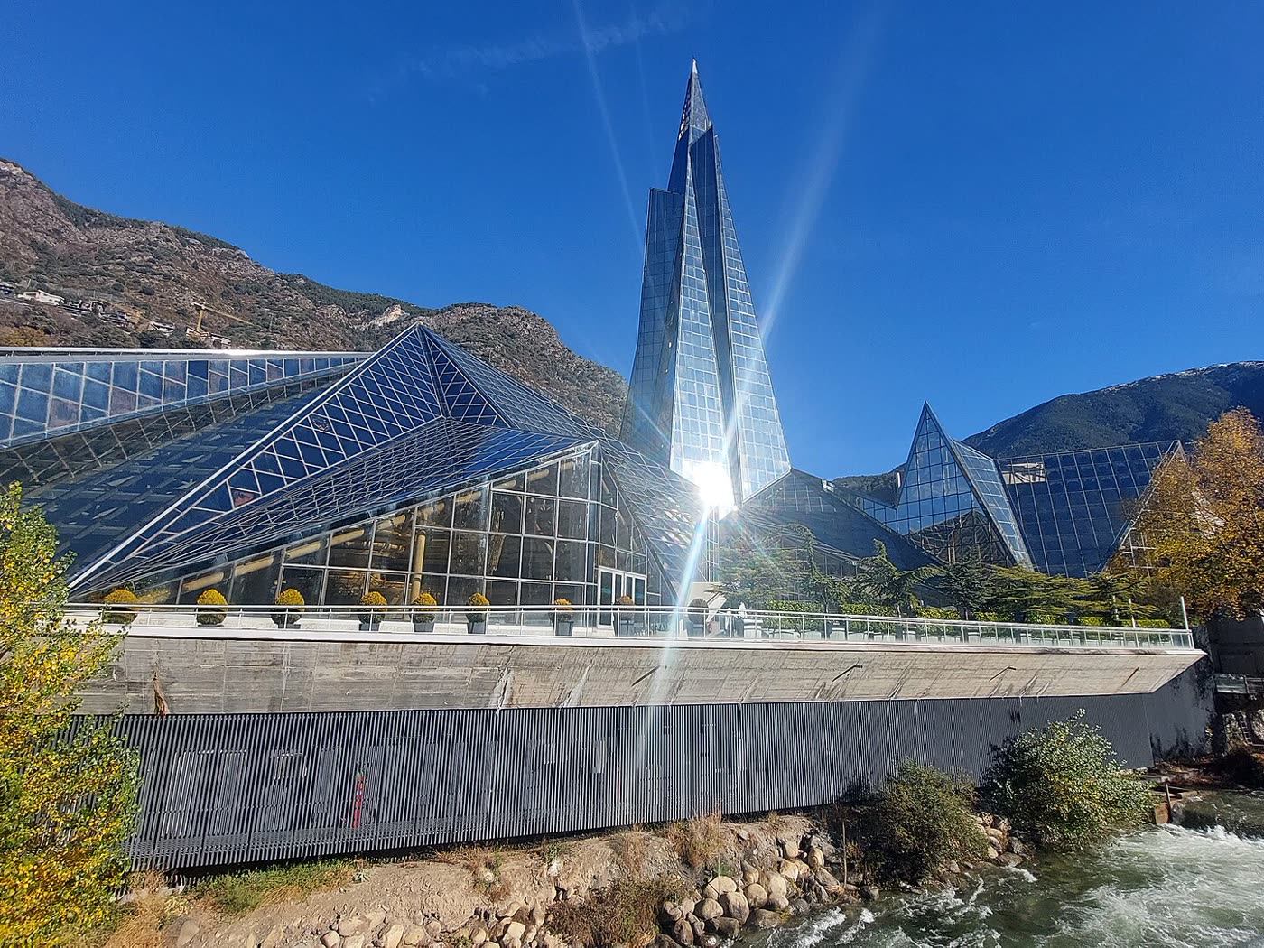 Torre de cristal de Caldea en Escaldes-Engordany, junto al río Valira y las montañas