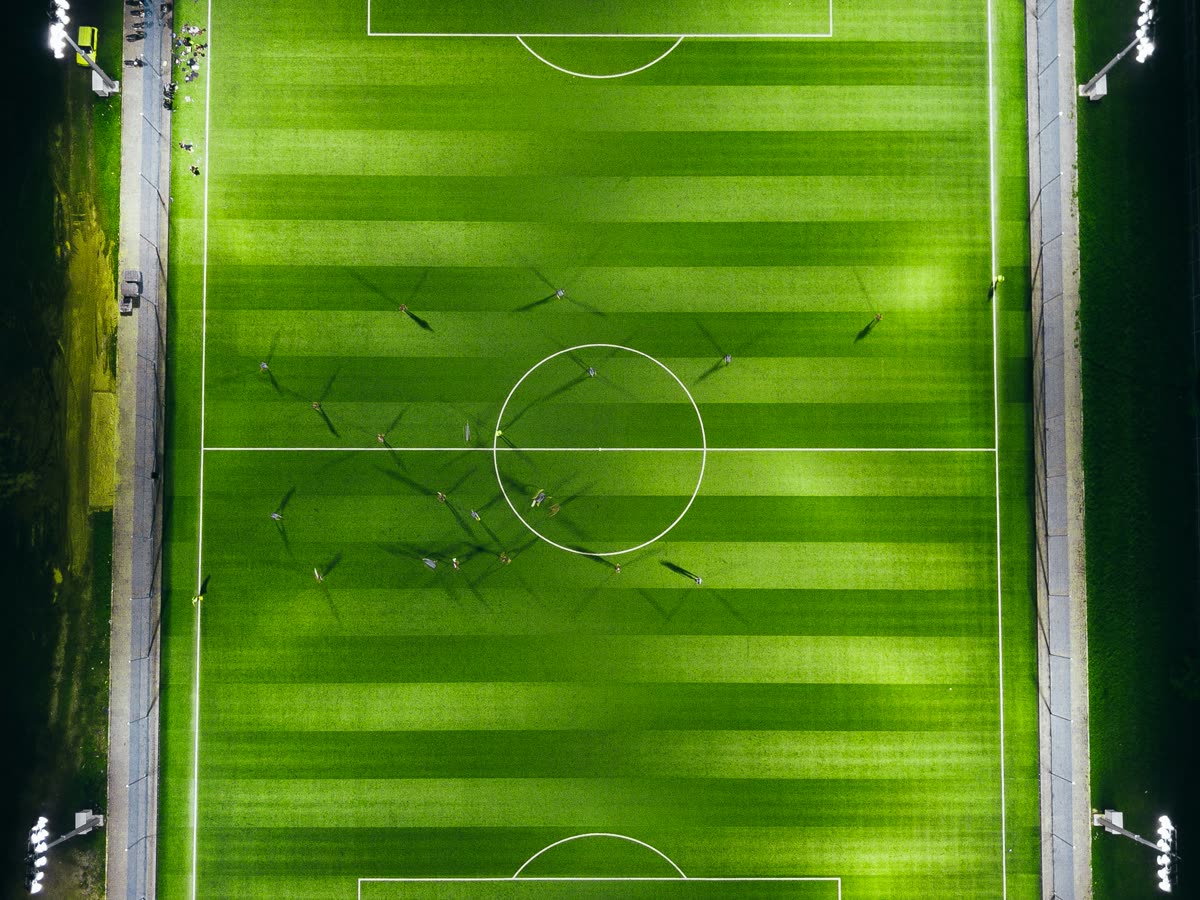 Estadio de fútbol iluminado de noche — El Estadio Rico Pérez, escenario de partidos y grandes citas