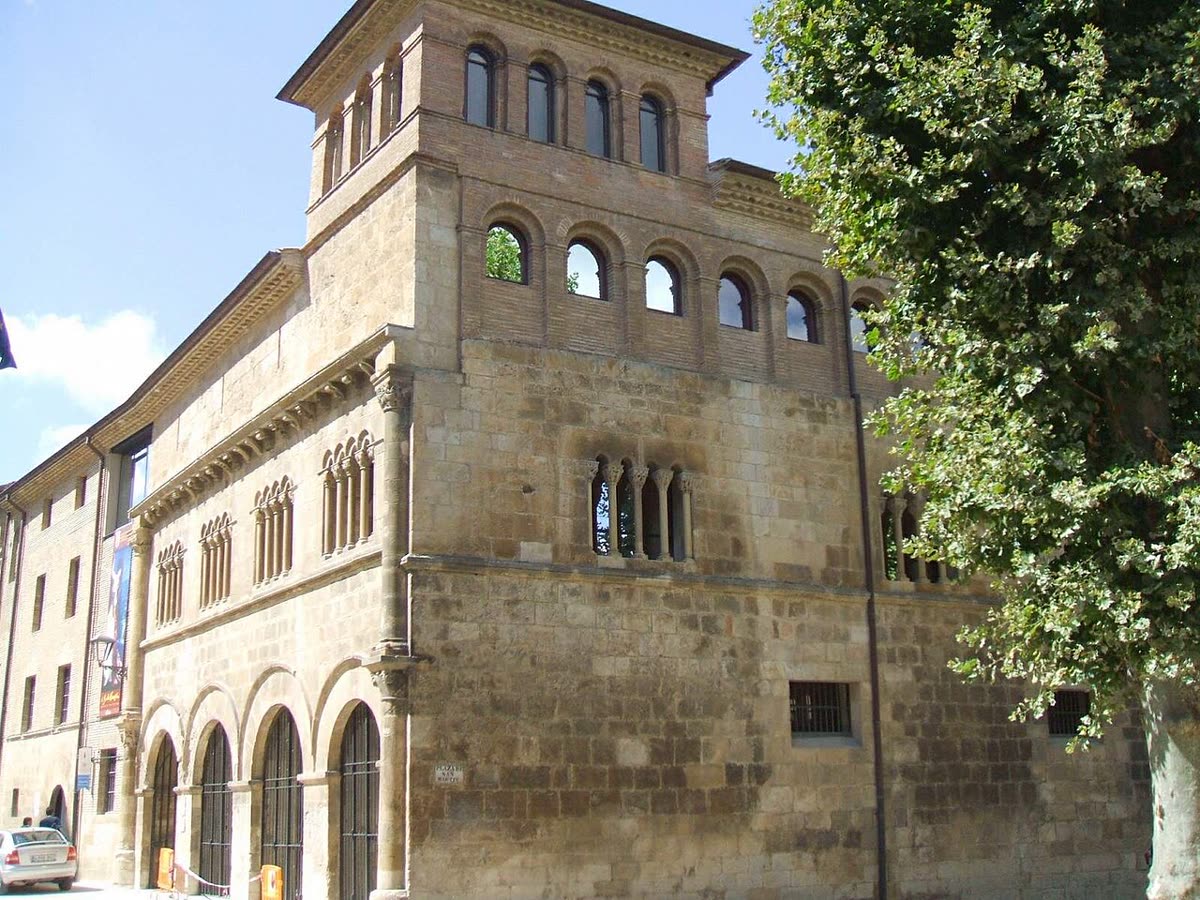 Fachada románica del Palacio de los Reyes de Navarra en Estella-Lizarra