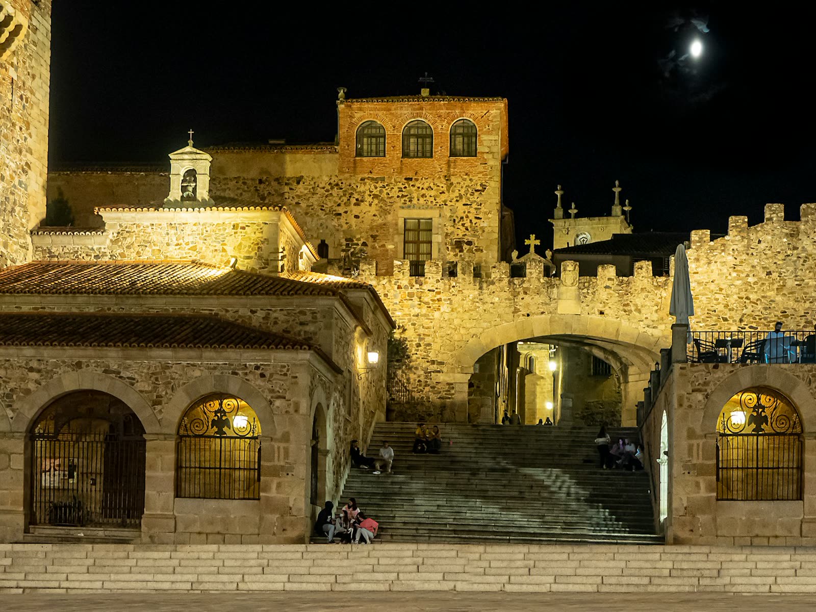 Muralla almohade y escalinata de acceso a la ciudad monumental de Cáceres iluminadas de noche