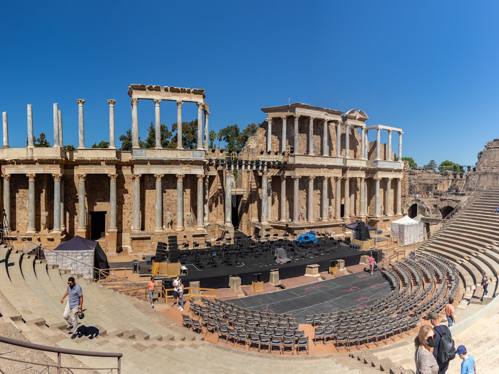 Columnata y graderío del Teatro Romano de Mérida