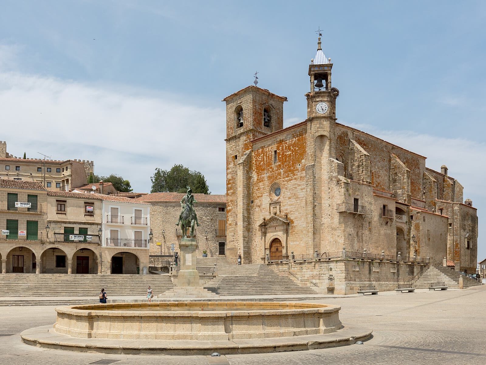 Plaza Mayor de Trujillo con la estatua ecuestre de Francisco Pizarro