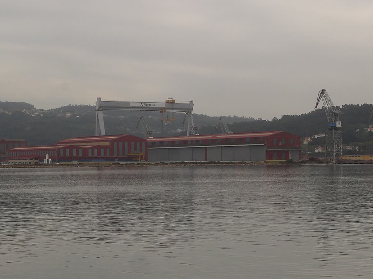 Astillero naval e instalaciones industriales en la ría de Ferrol