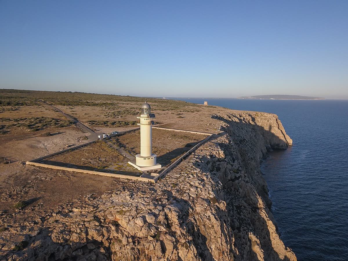 Vista aérea del Far de Cap de Barbaria sobre los acantilados del sur de Formentera