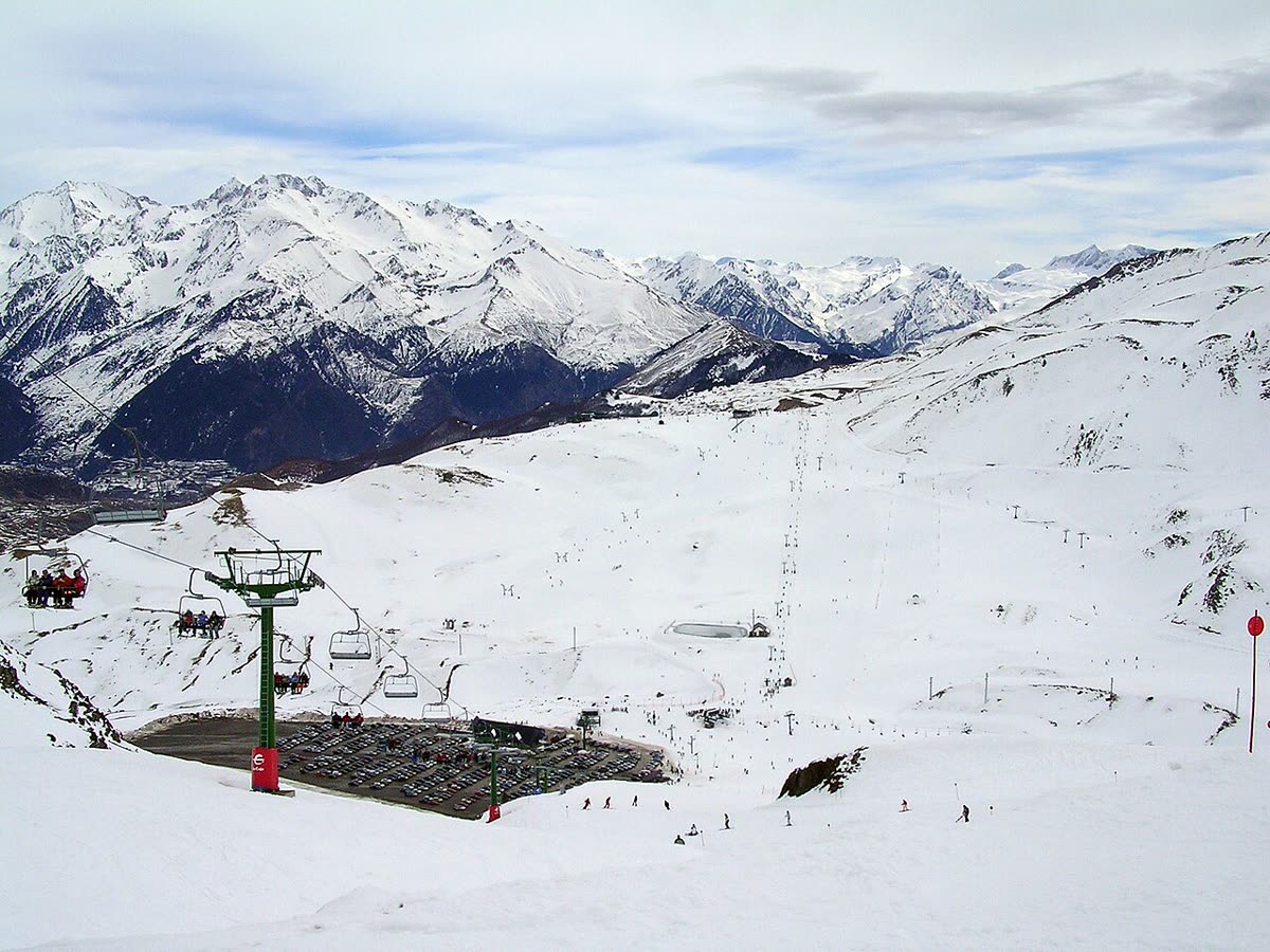 Pistas de esquí nevadas de Formigal con telesillas y la sierra pirenaica al fondo