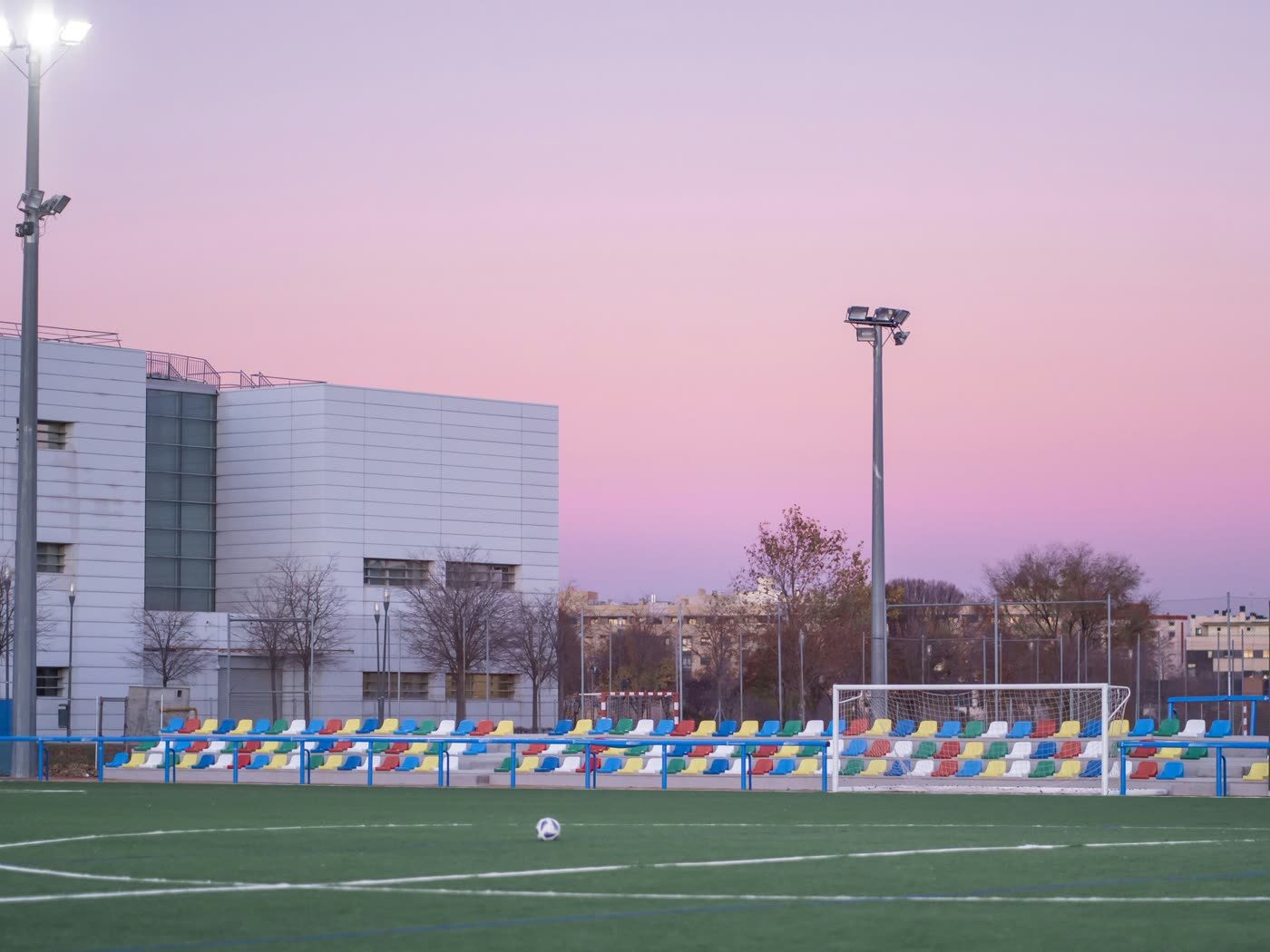 Campo de fútbol de Fuenlabrada al atardecer