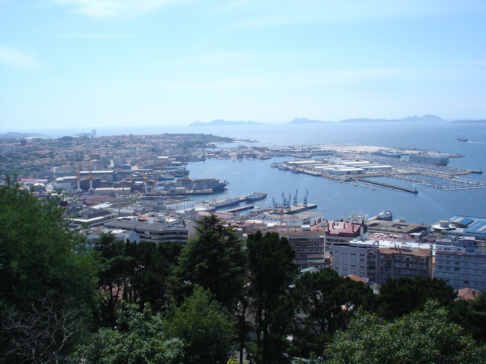 Vista de la ría de Vigo y las Illas Cíes desde el monte do Castro